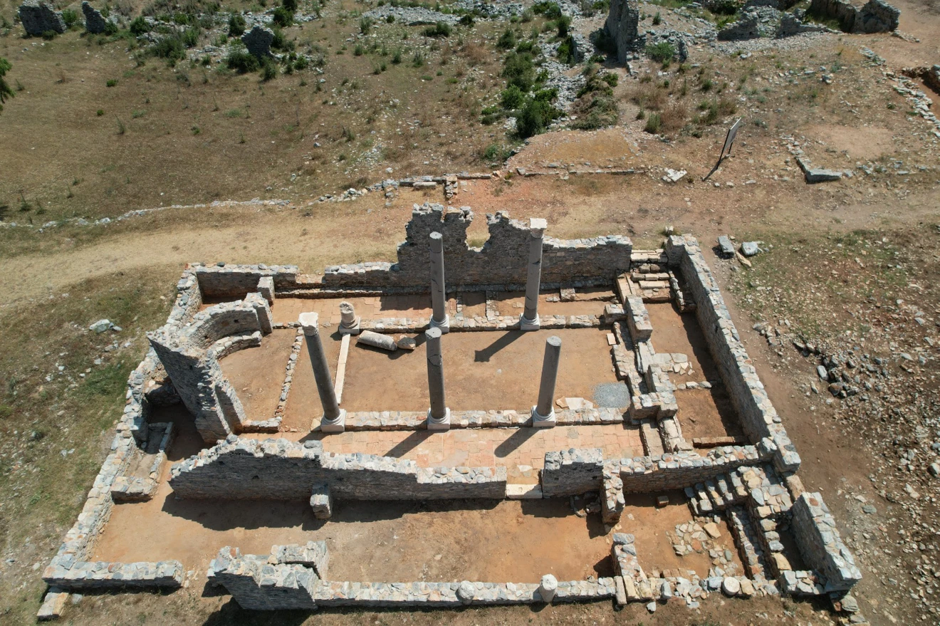 Anemurium Antik Kenti 2023 yılı çalışmaları bilim heyeti üyeleri; arkeoloji, sanat tarihi ve restorasyon - konservasyon bölümü öğrencileriyle birlikte, bir çok alanda titizlikle yürütülmektedir.